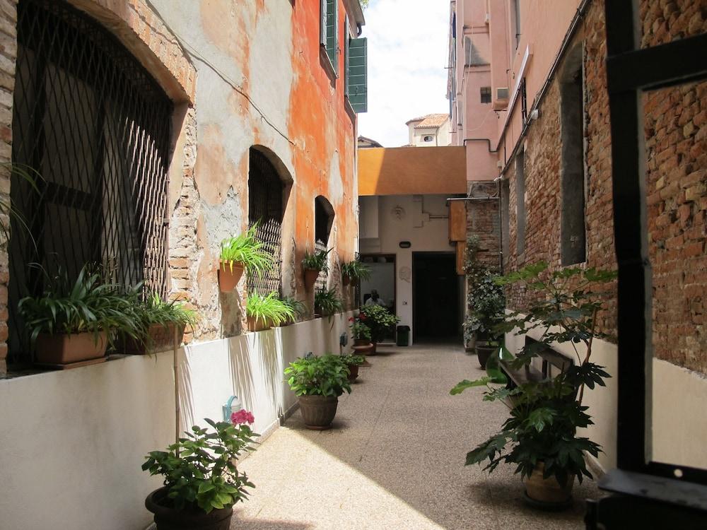 Antica Raffineria Pensión 3*